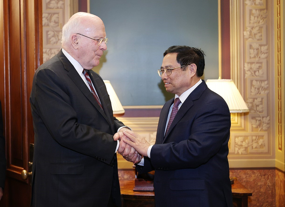 Thủ tướng Phạm Minh Chính gặp Thượng Nghị sỹ Patrick Leahy. (Ảnh: Dương Giang/TTXVN)