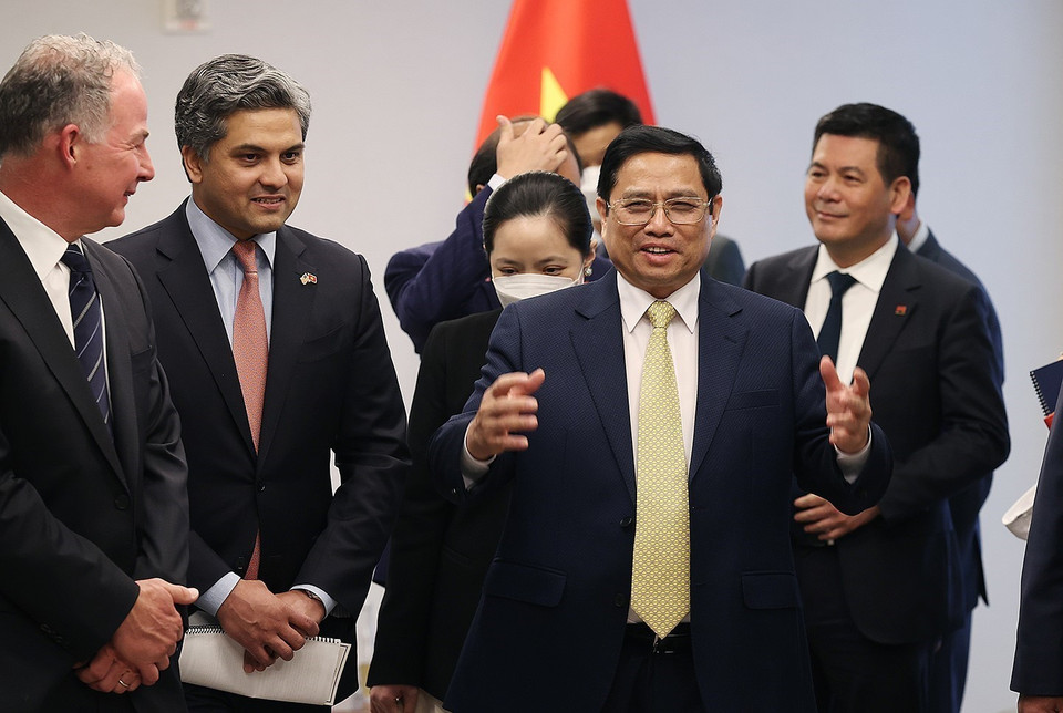 Thủ tướng Phạm Minh Chính tiếp lãnh đạo Tập đoàn Asia Group và các tập đoàn Blackstone, GenX, AES, Exxon Mobil ddeessns đang đầu tư tại Việt Nam đến chào xã giao. (Ảnh: Dương Giang/TTXVN)