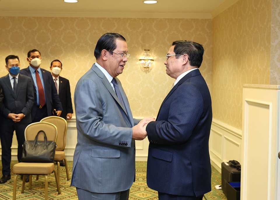 Thủ tướng Phạm Minh Chính gặp Thủ tướng Campuchia Hun Sen. (Ảnh: Dương Giang/TTXVN)