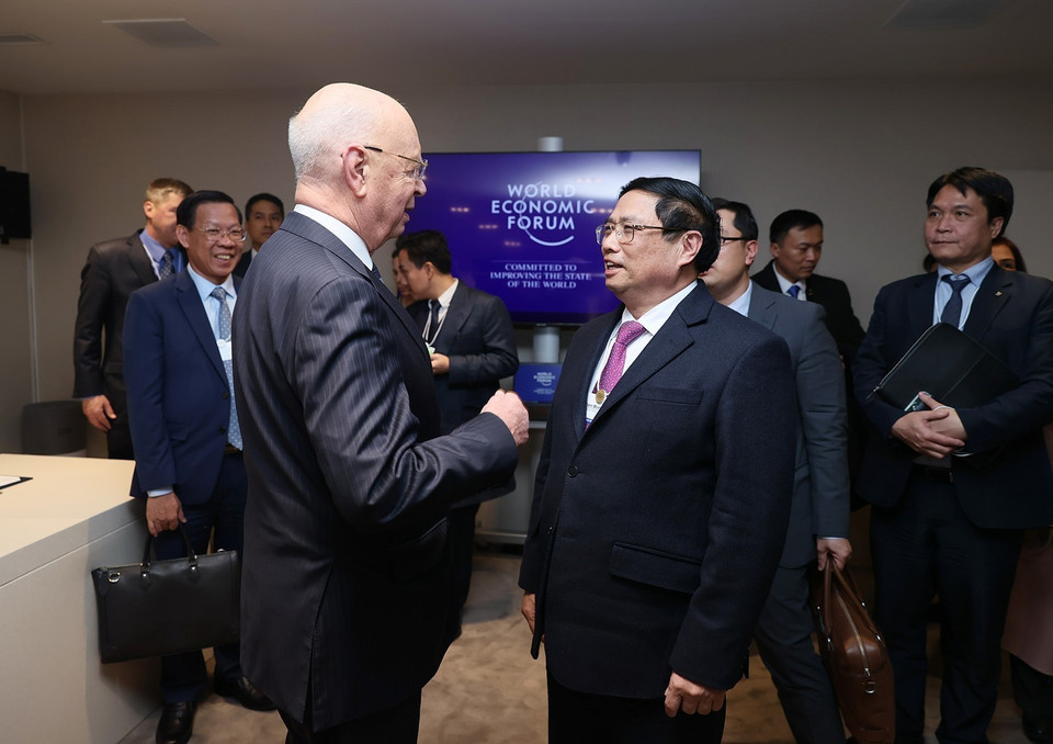 Thủ tướng Phạm Minh Chính gặp Giáo sư Klaus Schwab, Người Sáng lập kiêm Chủ tịch Điều hành Diễn đàn Kinh tế Thế giới. (Ảnh: Dương Giang/TTXVN)