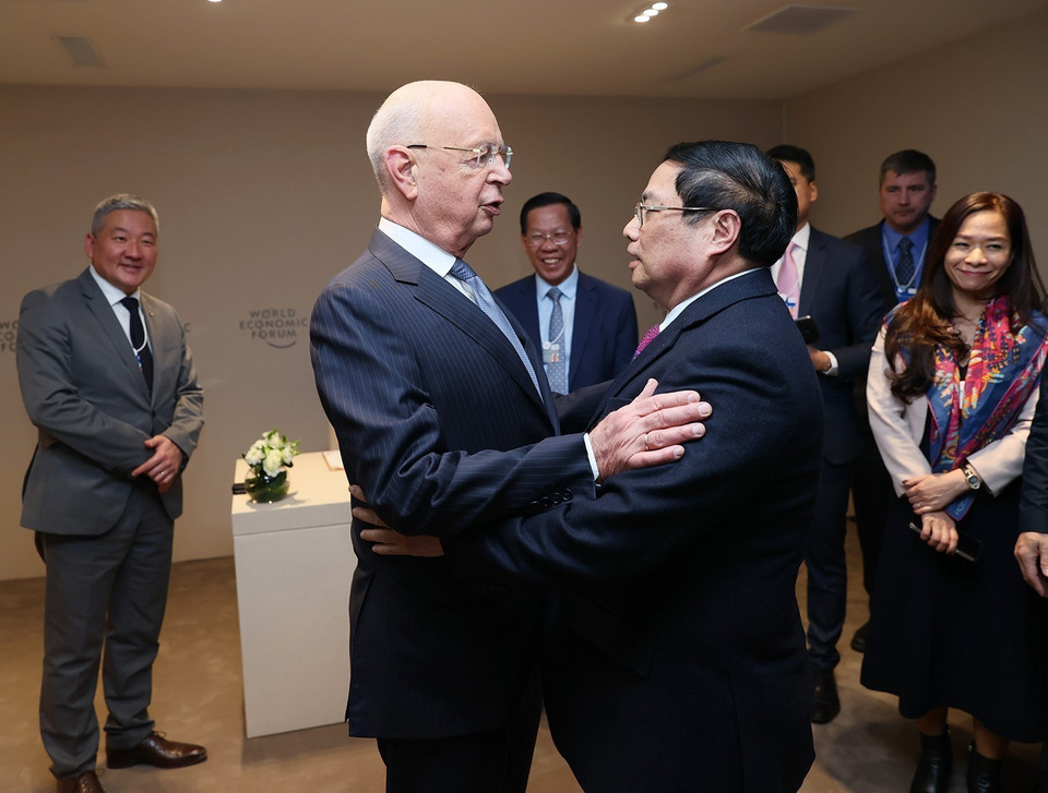 Thủ tướng Phạm Minh Chính gặp Giáo sư Klaus Schwab, Người Sáng lập kiêm Chủ tịch Điều hành Diễn đàn Kinh tế Thế giới. (Ảnh: Dương Giang/TTXVN)
