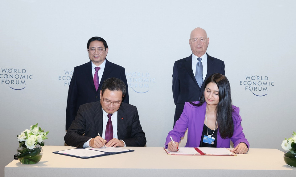 Thủ tướng Phạm Minh Chính và Giáo sư Klaus Schwab chứng kiến ký kết Biên bản ghi nhớ hợp tác giữa Bộ Lao động-Thương binh và Xã hội với WEF. (Ảnh: Dương Giang/TTXVN)