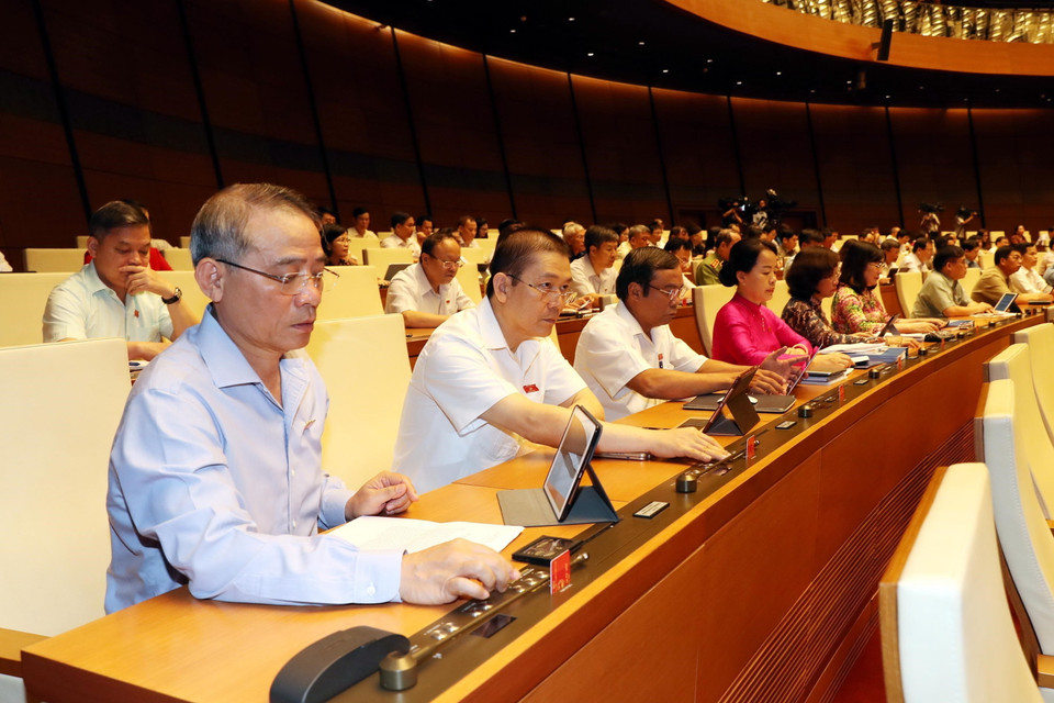 Các đại biểu Quốc hội bấm nút thông qua Nghị quyết phê chuẩn Hiệp định Thương mại tự do EVFTA. (Ảnh: Trọng Đức/TTXVN)