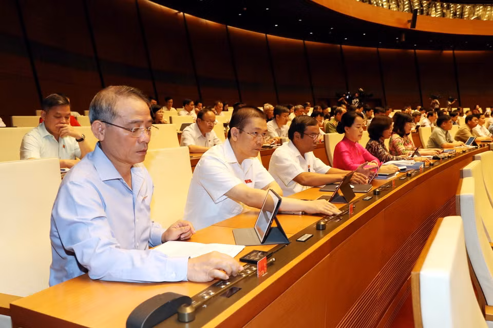 Các đại biểu Quốc hội bấm nút thông qua Nghị quyết phê chuẩn Hiệp định Thương mại tự do EVFTA. (Ảnh: Trọng Đức/TTXVN)