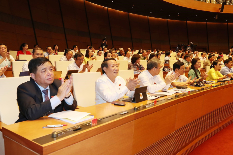 Các đại biểu Quốc hội vỗ tay sau khi thông qua Nghị quyết phê chuẩn Hiệp định Thương mại tự do EVFTA. (Ảnh: Trọng Đức/TTXVN)