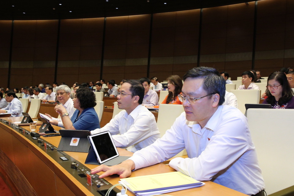 Các Đại biểu Quốc hội bấm nút thông qua Nghị quyết phê chuẩn Hiệp định Thương mại Tự do giữa CHXHCN Việt Nam và Liên minh Châu Âu (EVFTA). (Ảnh: Dương Giang/TTXVN)