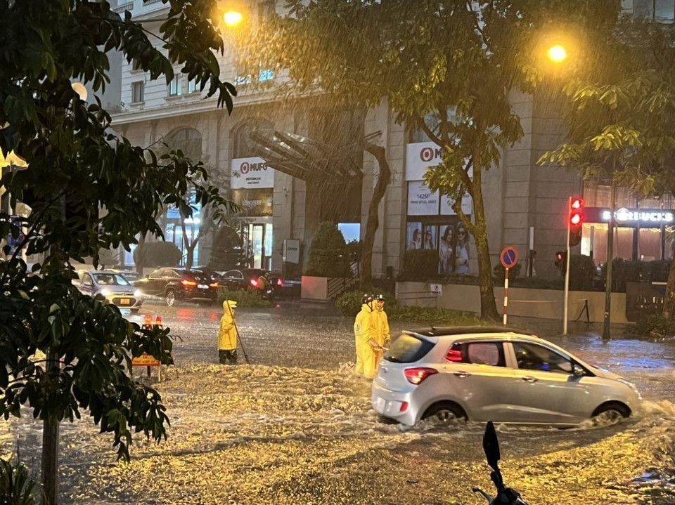 Ngã tư Phan Bội Châu - Lý Thường Kiệt, quận Hoàn Kiếm bị ngập nặng. (Ảnh: Mạnh Khánh/TTXVN)