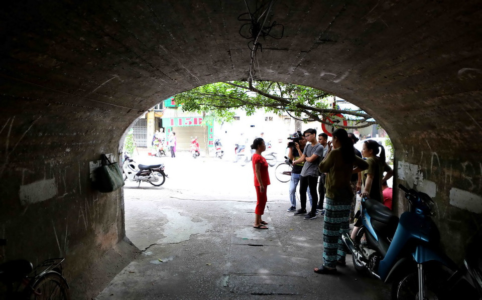 Một trong 4 vòm cầu đã được đục thông, trở thành ngõ Hàng Hương nối phố Lý Nam Đế và phố Phùng Hưng. (Ảnh: Thành Đạt/TTXVN)