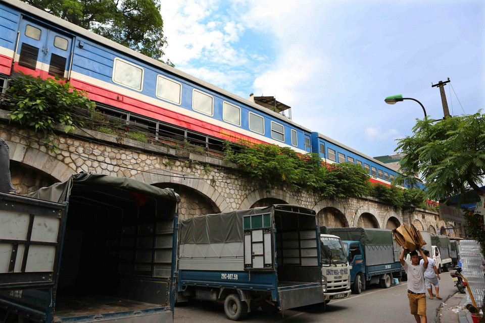 Phố Gầm Cầu trở thành nơi đỗ xe, kiếm sống của nhiều người dân. (Ảnh: Thành Đạt/TTXVN)