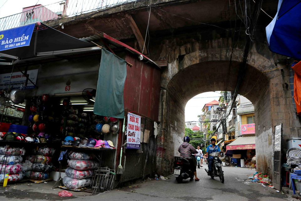 Một trong 4 vòm cầu vẫn được thông để làm đường đi. (Ảnh: Thành Đạt/TTXVN)