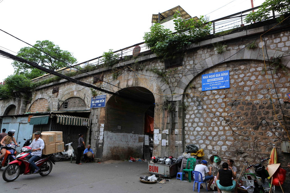 Một trong 4 vòm cầu vẫn được thông để làm đường đi. (Ảnh: Thành Đạt/TTXVN)