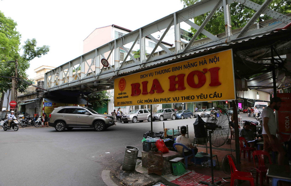 Cầu đường sắt trong nội đô, dọc theo phố Phùng Hưng. (Ảnh: Thành Đạt/TTXVN)