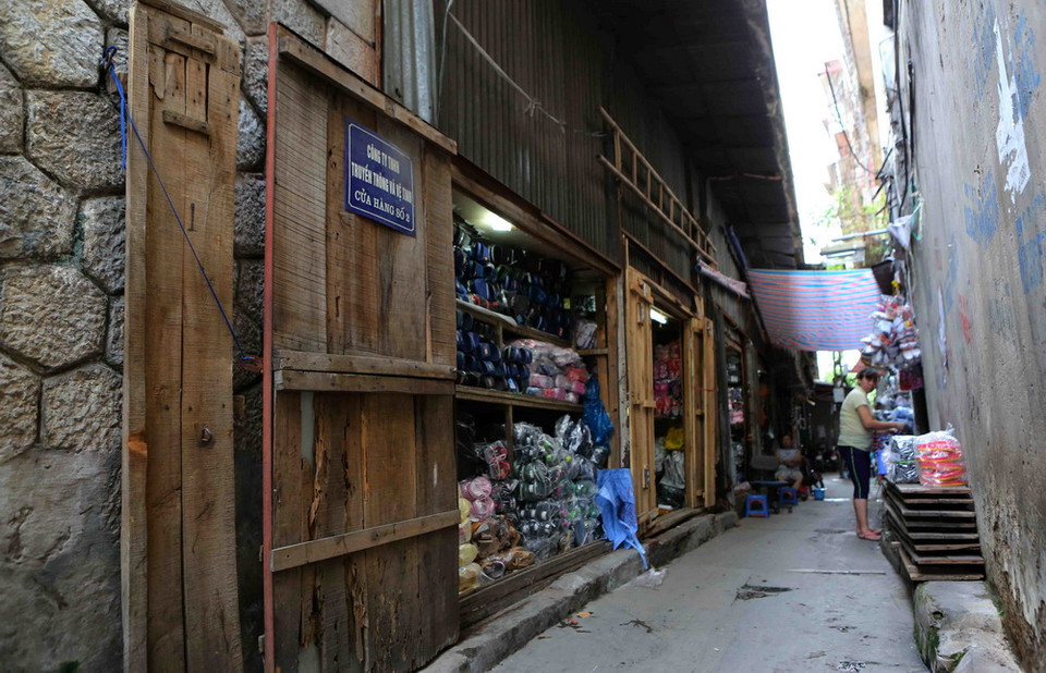 Cuộc sống và làm việc thường ngày của các hộ dân sống trên phố Gầm Cầu. (Ảnh: Thành Đạt/TTXVN)