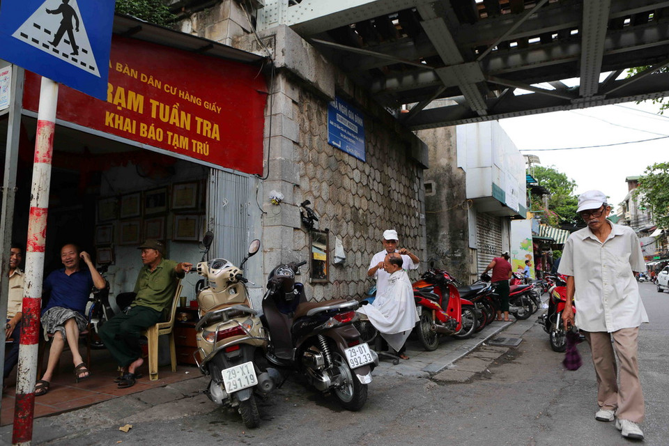 Cuộc sống và làm việc thường ngày của các hộ dân sống trên phố Gầm Cầu. (Ảnh: Thành Đạt/TTXVN)