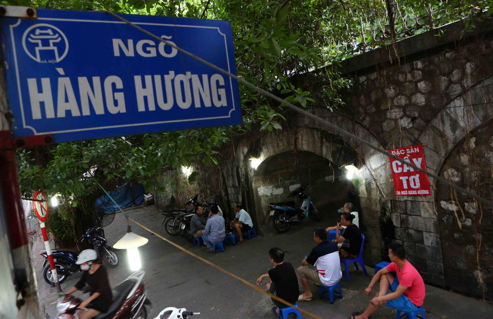 Một trong 4 vòm cầu đã được đục thông trở thành ngõ Hàng Hương nối phố Lý Nam Đế và phố Phùng Hưng. (Ảnh: Thành Đạt/TTXVN)
