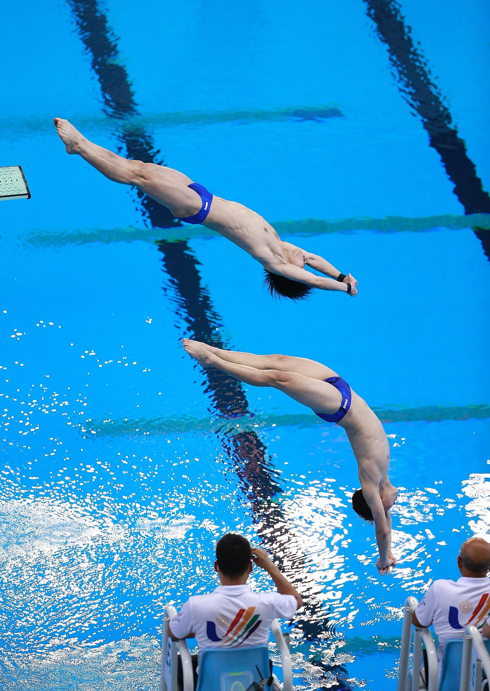 Hai vận động viên Việt Nam là Nguyễn Tùng Dương và Phương Thế Anh thi đấu nội dung cầu mềm 3m đôi nam. (Ảnh: Trọng Đạt/TTXVN)