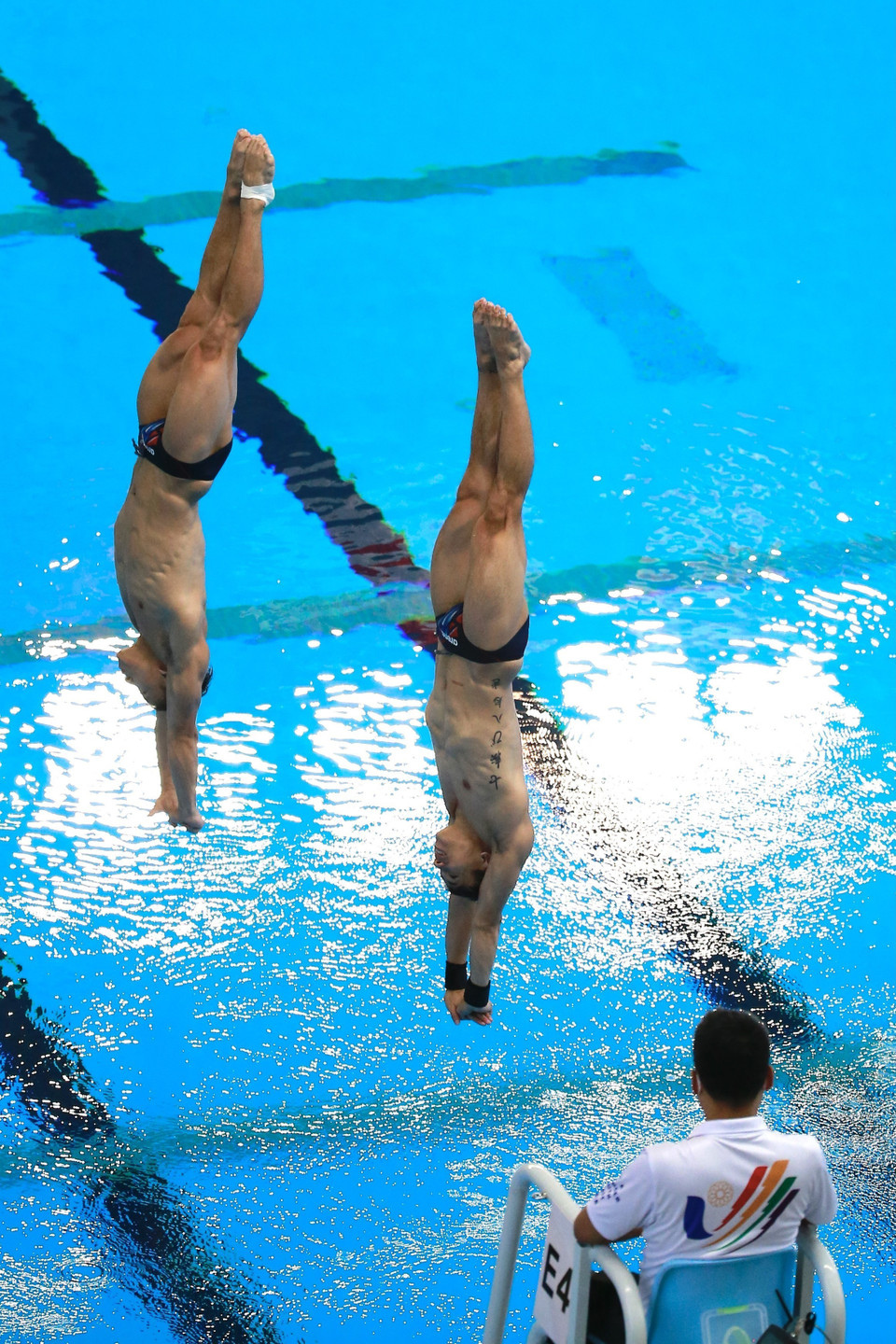 Hai vận động viên Malaysia Chew Yyi Wei và Ooi Tze Liang thực hiện phần thi. (Ảnh: Trọng Đạt/TTXVN)