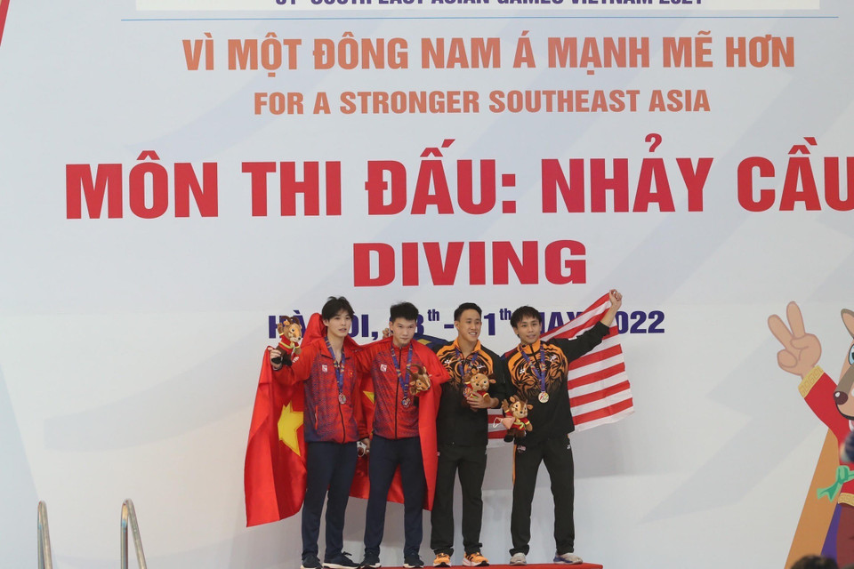 VĐV Tùng Dương, Thế Anh (Việt Nam) giành HCB nội dung nhảy cầu mềm nam tại SEA Game 31. (Ảnh: Hoàng Hà/TTXVN)