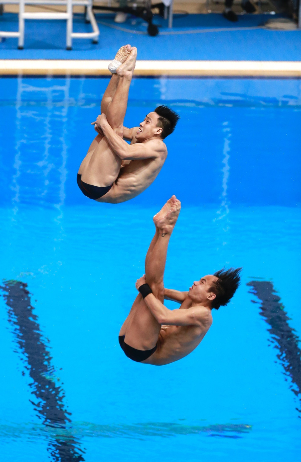 Hai vận động viên Malaysia Chew Yyi Wei và Ooi Tze Liang thực hiện phần thi. (Ảnh: Trọng Đạt/TTXVN)