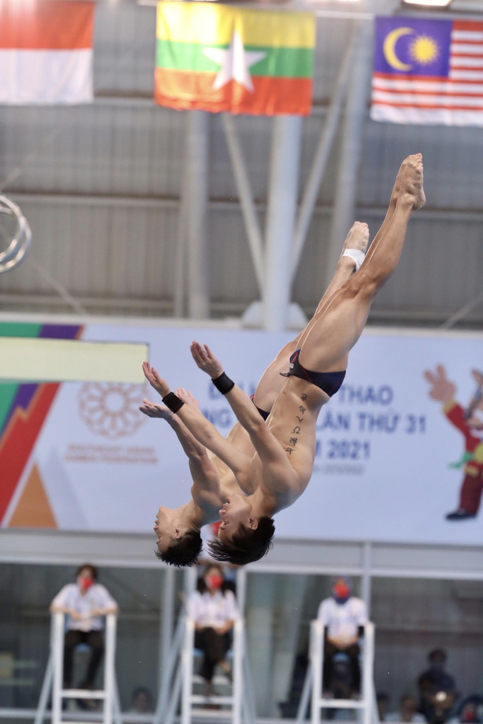 Hai VĐV Malaysia Chew Yi Wei và Ooi Tze Liang đạt HCV nội dung nhảy cầu mềm nam. (Ảnh: Hoàng Hà/TTXVN)