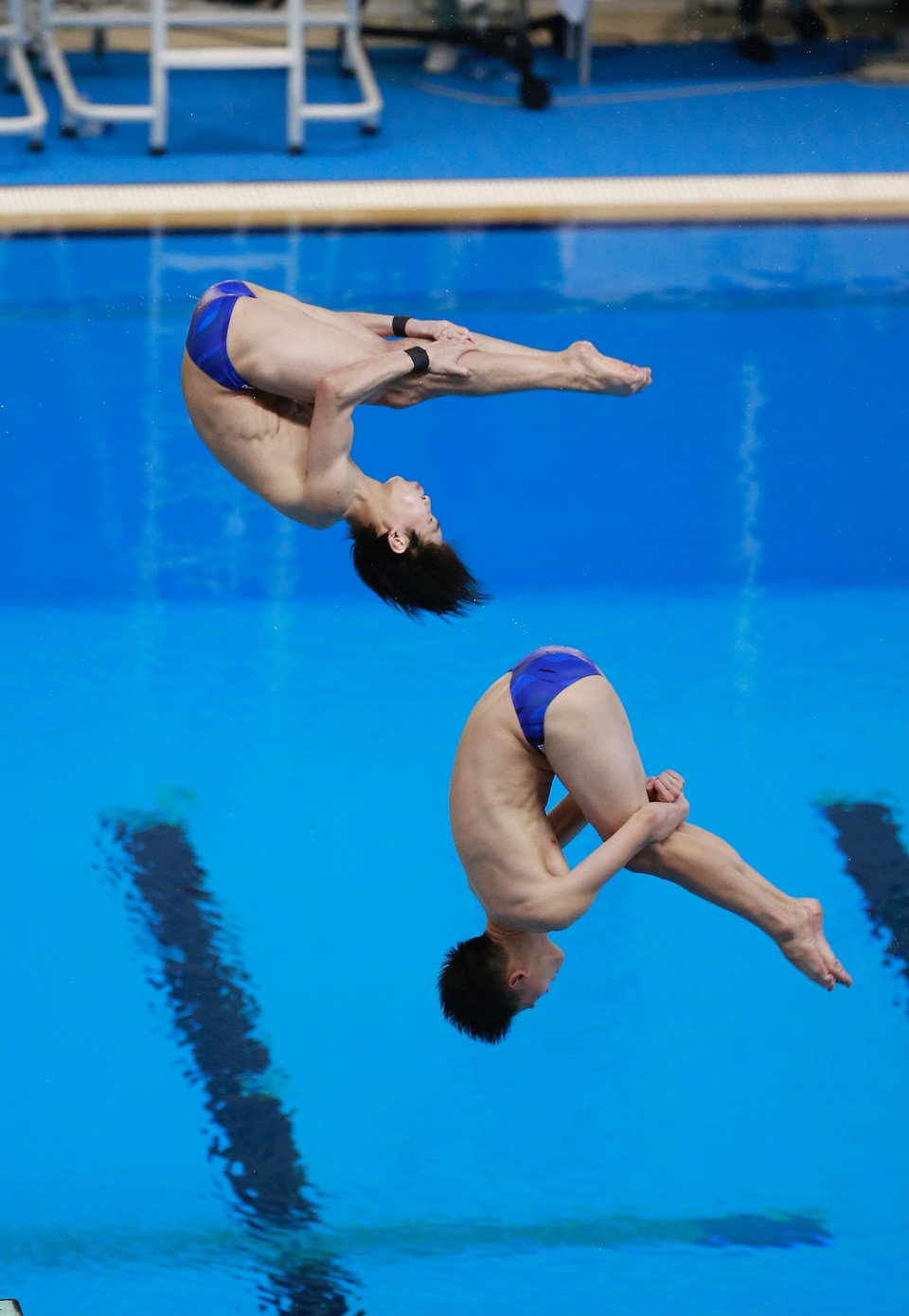 Hai vận động viên Việt Nam là Nguyễn Tùng Dương và Phương Thế Anh thi đấu nội dung cầu mềm 3m đôi nam. (Ảnh: Trọng Đạt/TTXVN)