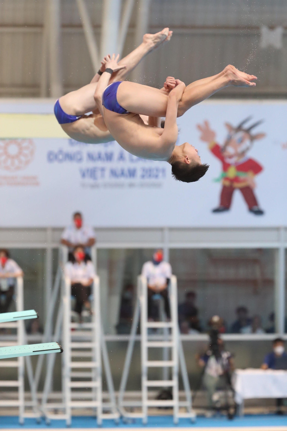  VĐV Tùng Dương, Thế Anh (Việt Nam) giành HCB nội dung nhảy cầu mềm nam tại SEA Game 31. (Ảnh: Hoàng Hà/TTXVN)