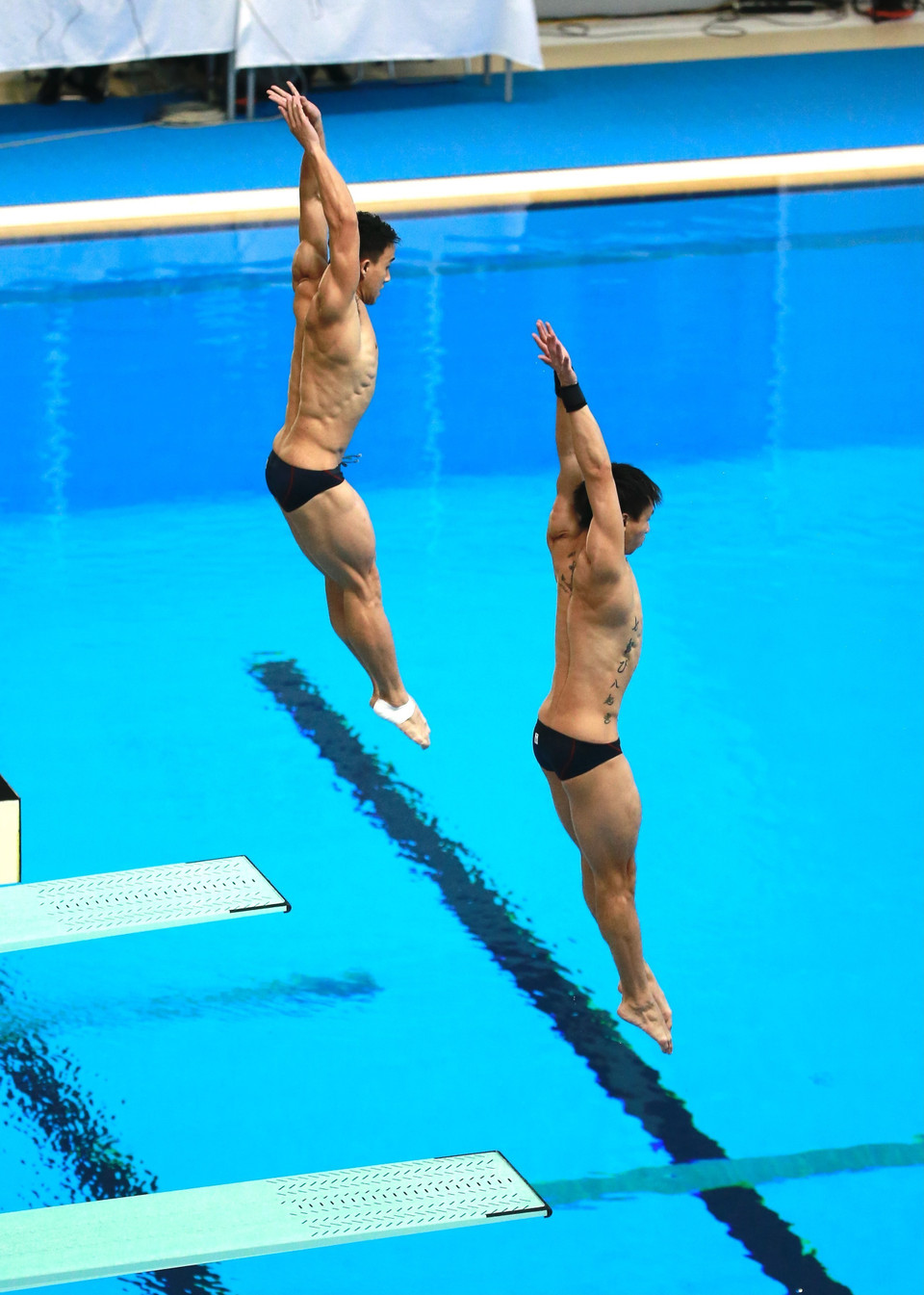 Hai vận động viên Malaysia Chew Yyi Wei và Ooi Tze Liang thực hiện phần thi. (Ảnh: Trọng Đạt/TTXVN)