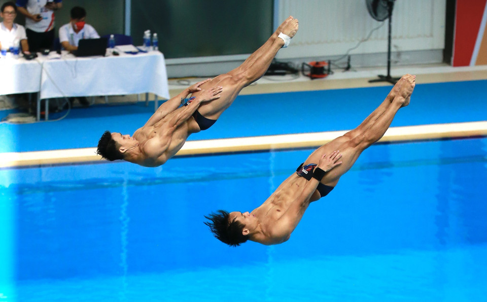 Hai vận động viên Malaysia Chew Yyi Wei và Ooi Tze Liang thực hiện phần thi. (Ảnh: Trọng Đạt/TTXVN)