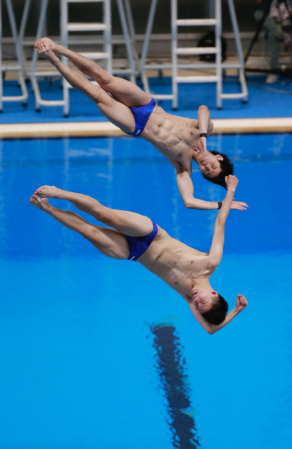 Hai vận động viên Việt Nam là Nguyễn Tùng Dương và Phương Thế Anh thi đấu nội dung cầu mềm 3m đôi nam. (Ảnh: Trọng Đạt/TTXVN)