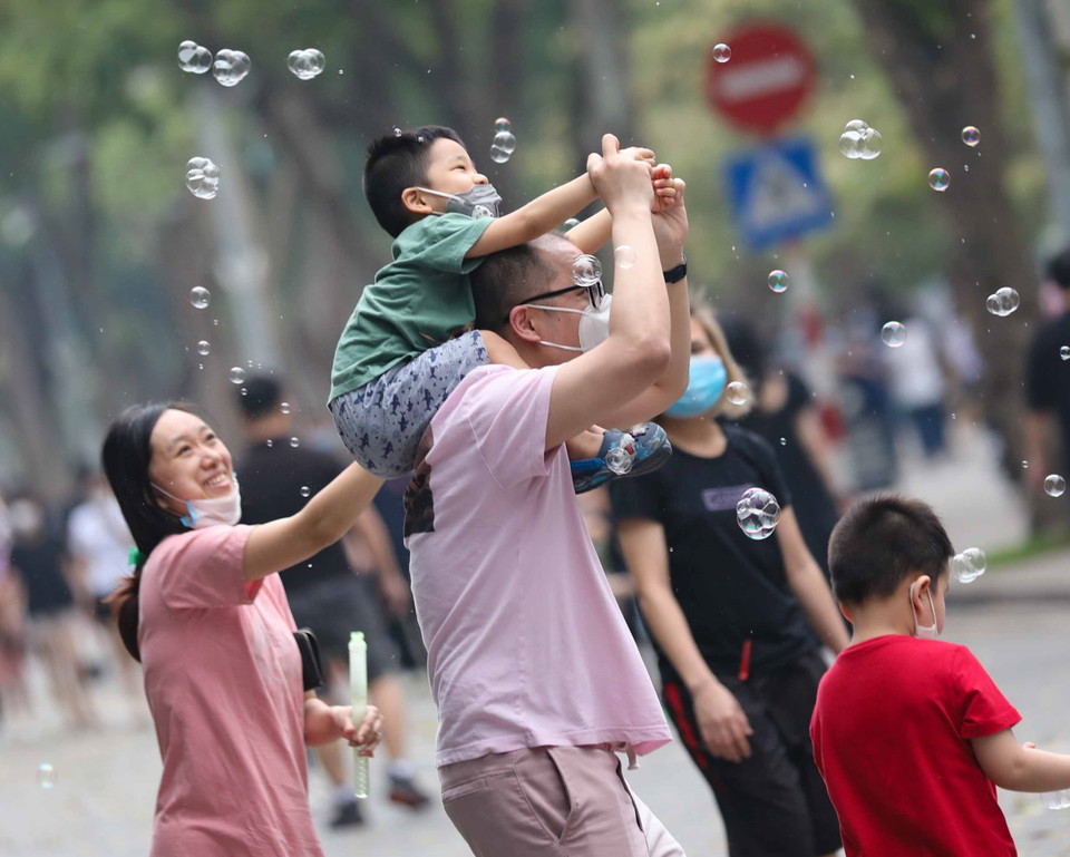 Một gia đình đang vui đùa với bong bóng trên phố đi bộ hồ Gươm. (Ảnh: Thanh Tùng/TTXVN)