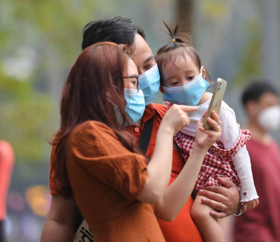 Gia đình trẻ dạo chơi phố đi bộ hồ Gươm mới được hoạt động trở lại sau thời gian tạm ngừng vì ảnh hưởng dịch COVID-19. (Ảnh: Thanh Tùng/TTXVN)