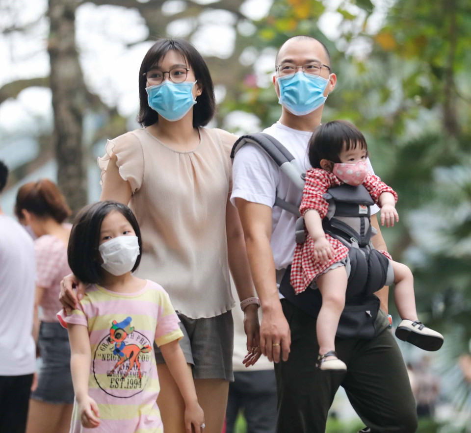 Một gia đình trẻ dạo chơi phố đi bộ hồ Gươm mới được hoạt động trở lại sau thời gian tạm ngừng vì ảnh hưởng dịch COVID-19. (Ảnh: Thanh Tùng/TTXVN)