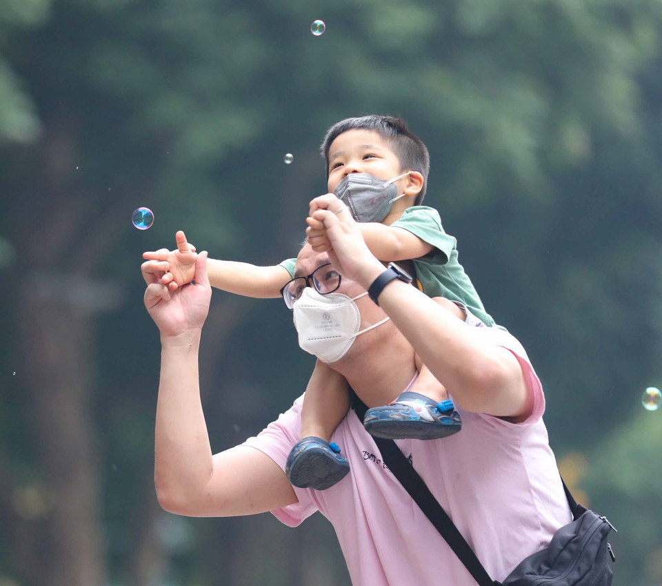 Hạnh phúc, vui đùa trên đôi vai cha. (Ảnh: Thanh Tùng/TTXVN)