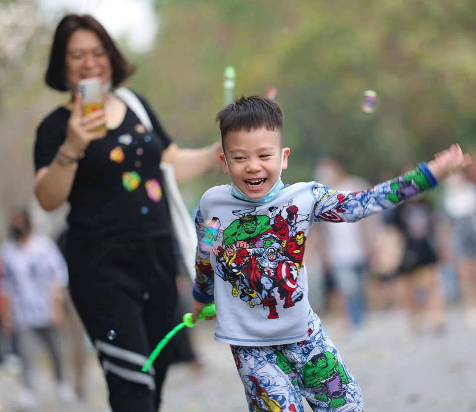 Nụ cười hạnh phúc của trẻ em khi được vui chơi. (Ảnh: Thanh Tùng/TTXVN)