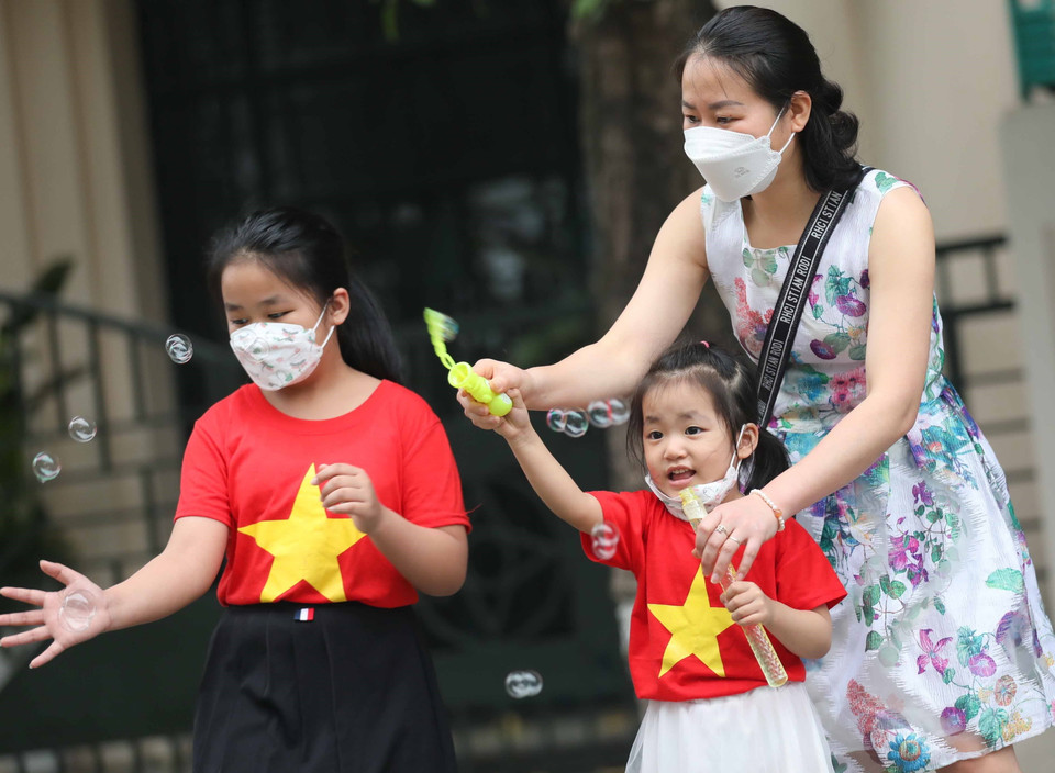 Niềm vui của các em nhỏ cũng là hạnh phúc của cha mẹ. (Ảnh: Thanh Tùng/TTXVN)