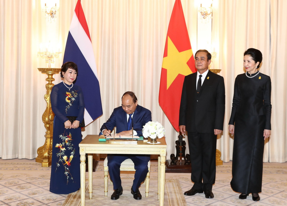 Thủ tướng Nguyễn Xuân Phúc ký sổ vàng lưu niệm. (Ảnh: Thống Nhất/TTXVN)