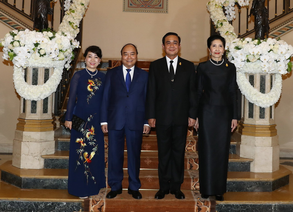 Thủ tướng Nguyễn Xuân Phúc cùng Thủ tướng Vương quốc Thái Lan Prayut Chan-o-cha và Phu nhân. (Ảnh: Thống Nhất/TTXVN)