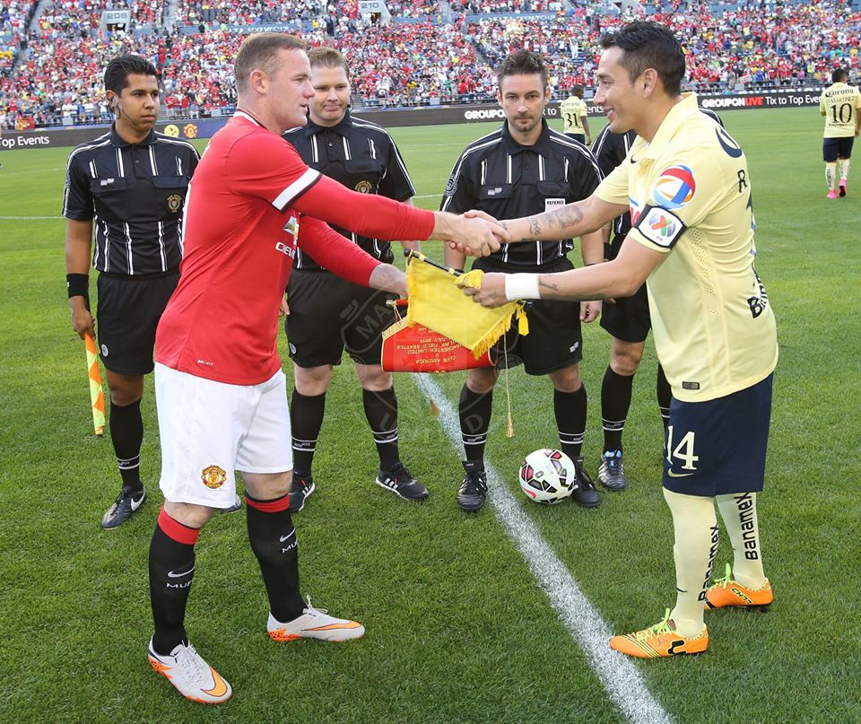 Thủ quân Rooney trao cờ lưu niệm với đội trưởng Club America.