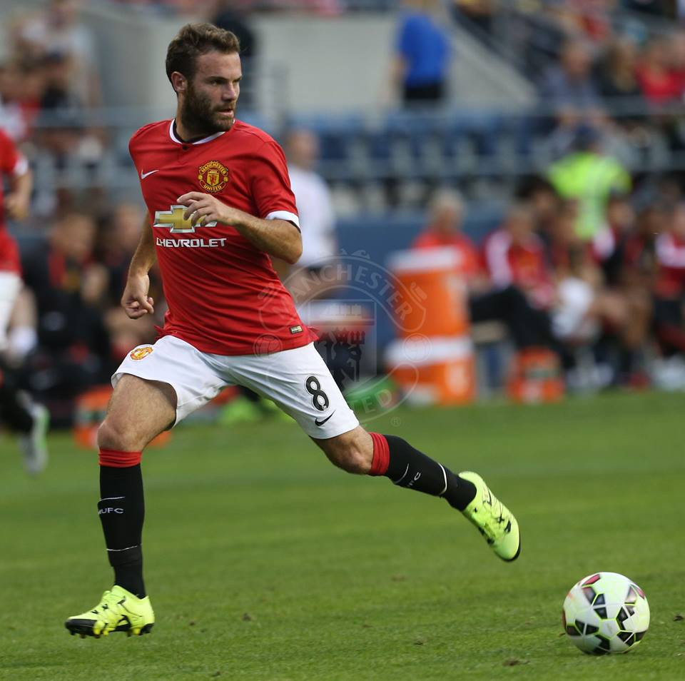 ... sau đường chuyền của Juan Mata.