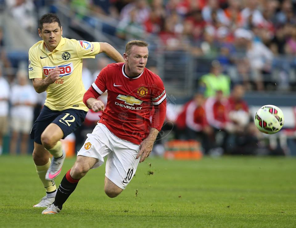 Ở trận đấu này, Rooney đá trên hàng công cùng tân binh Depay.