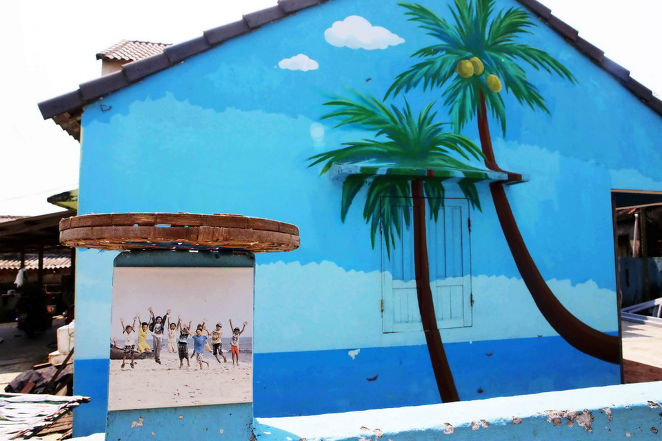 Một quán nước ở làng chài được “thay áo mới” rực rỡ màu sắc. (Ảnh: Trần Lê Lâm/TTXVN)