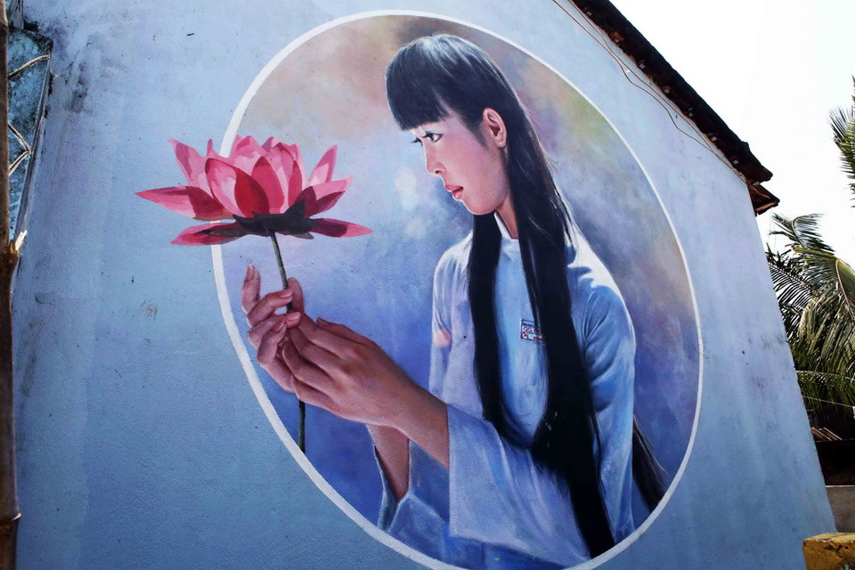 Nơi đây đã thu hút đông đảo du khách đến tham quan du lịch vào mỗi dịp cuối tuần và trở thành ngôi làng bích hoạ đầu tiên của Việt Nam. (Ảnh: Trần Lê Lâm/TTXVN)