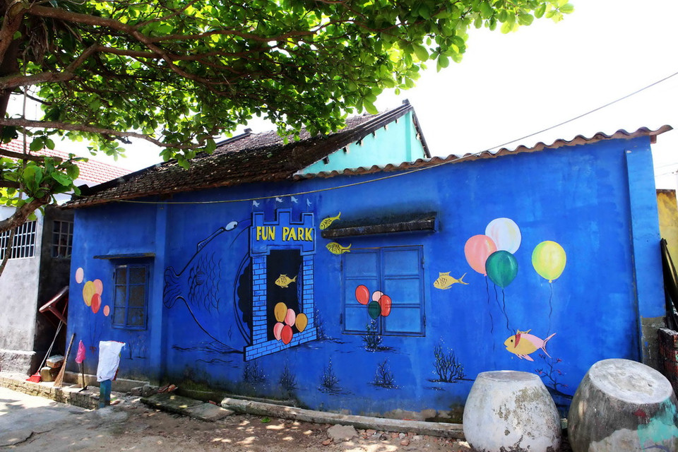 Những ngôi nhà trong làng trước đây tường bị rêu mốc đã được các hoạ sỹ Hàn Quốc sơn vẽ lên những bức tranh thiên nhiên thân thiện với môi trường. (Ảnh: Trần Lê Lâm/TTXVN)