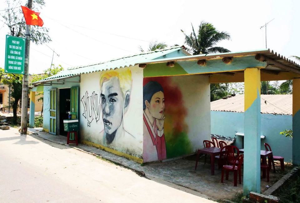 Bức tranh thiếu nữ và hoa sen được vẽ trên tường do các hoạ sỹ Hàn Quốc thể hiện. (Ảnh: Trần Lê Lâm/TTXVN)