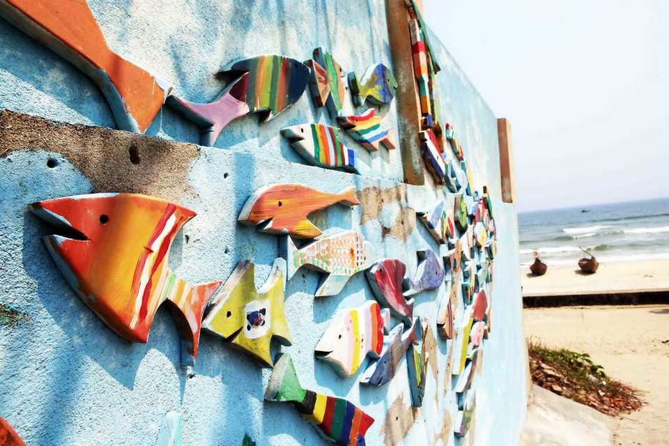 Những ngôi nhà trong làng được các tình nguyện viên Hàn Quốc chọn để sơn, vẽ các bức tranh phong cảnh, thiên nhiên, nhân vật hoạt hình nổi tiếng và hình ảnh của chính những người dân sinh sống trong thôn lên các bức tường nhà. (Ảnh: Trần Lê Lâm/TTXVN)