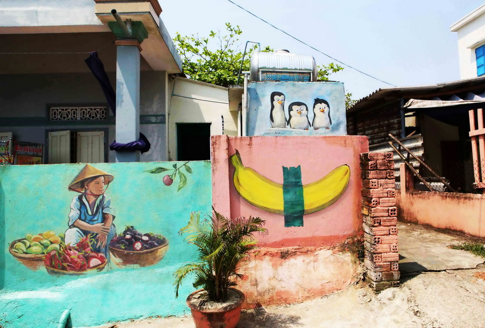  Những bức tường nhà cũ kỹ theo năm tháng của làng chài trở nên mới lạ, tươi sáng hơn nhờ các tác phẩm hội hoạ. (Ảnh: Trần Lê Lâm/TTXVN)