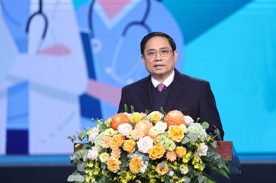 Thủ tướng Phạm Minh Chính phát biểu động viên, tôn vinh lực lượng ngành y tế. (Ảnh: Dương Giang/TTXVN)