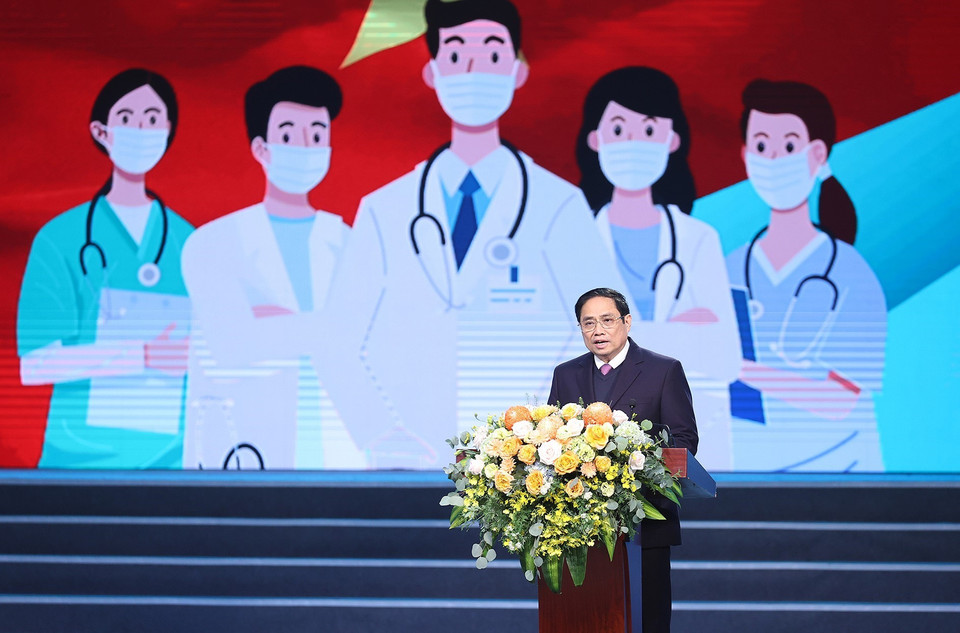 Thủ tướng Phạm Minh Chính phát biểu động viên, tôn vinh lực lượng ngành y tế. (Ảnh: Dương Giang/TTXVN)