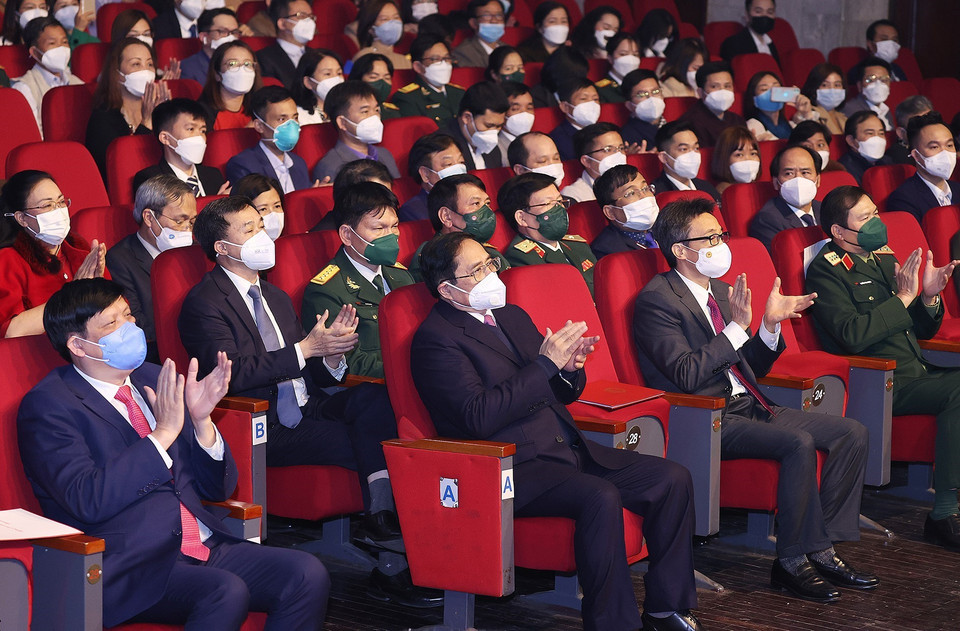 Thủ tướng Phạm Minh Chính và các đại biểu tham dự Chương trình nghệ thuật "Chiến sỹ áo trắng".(Ảnh: Dương Giang/TTXVN)