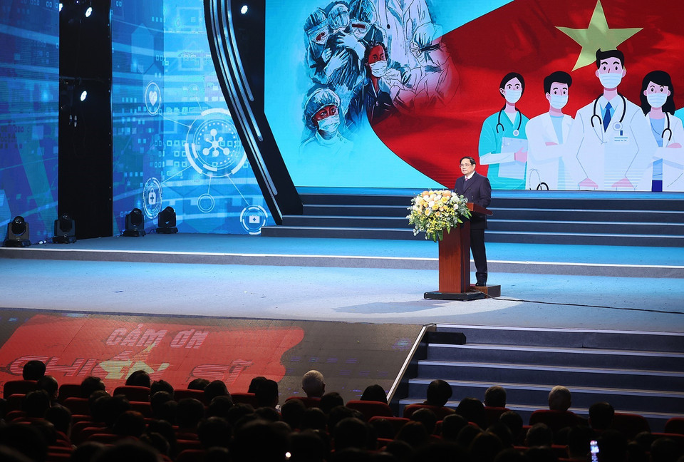 Thủ tướng Phạm Minh Chính phát biểu động viên, tôn vinh lực lượng ngành y tế. (Ảnh: Dương Giang/TTXVN)